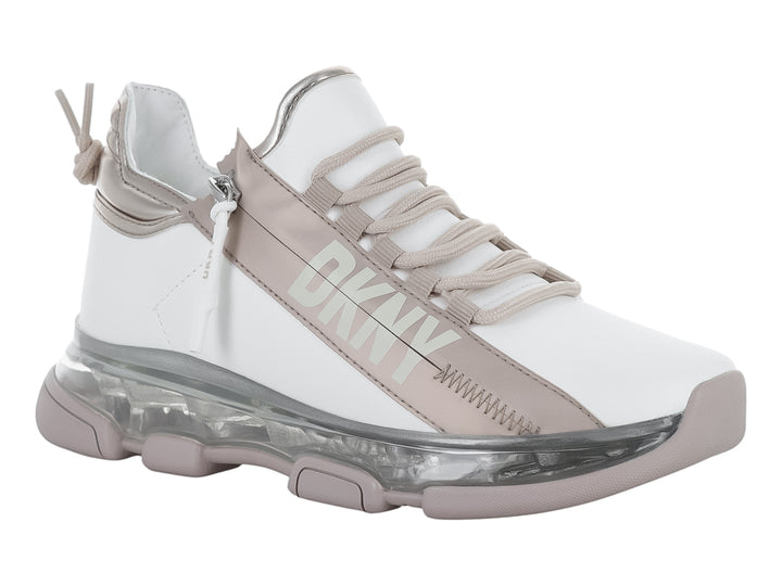 Tenis blancos DKNY con detalles en color melrose y suela gruesa transparente.