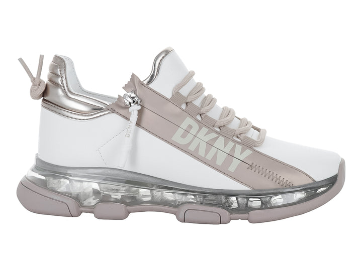 Tenis blancos DKNY con detalles en color melrose y suela gruesa transparente.