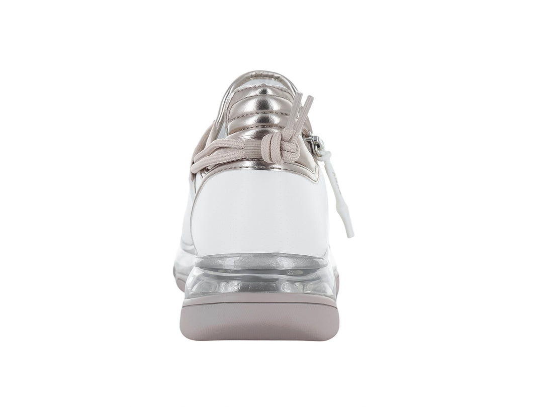 Tenis blancos DKNY con detalles en color melrose y suela gruesa transparente.