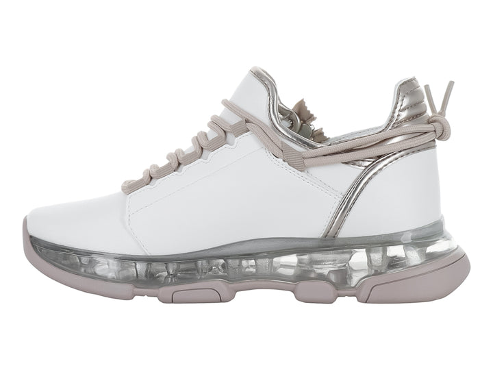 Tenis blancos DKNY con detalles en color melrose y suela gruesa transparente.