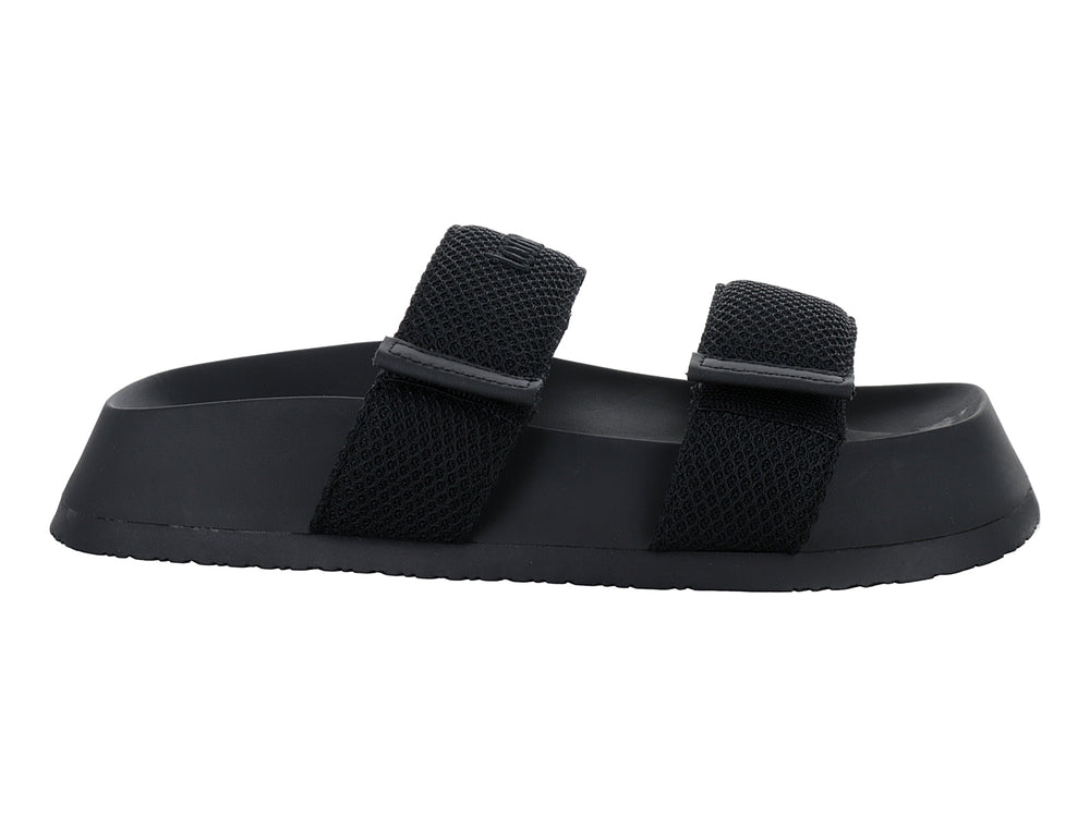 Sandalias negras de plataforma con dos correas tejidas y suela gruesa.
