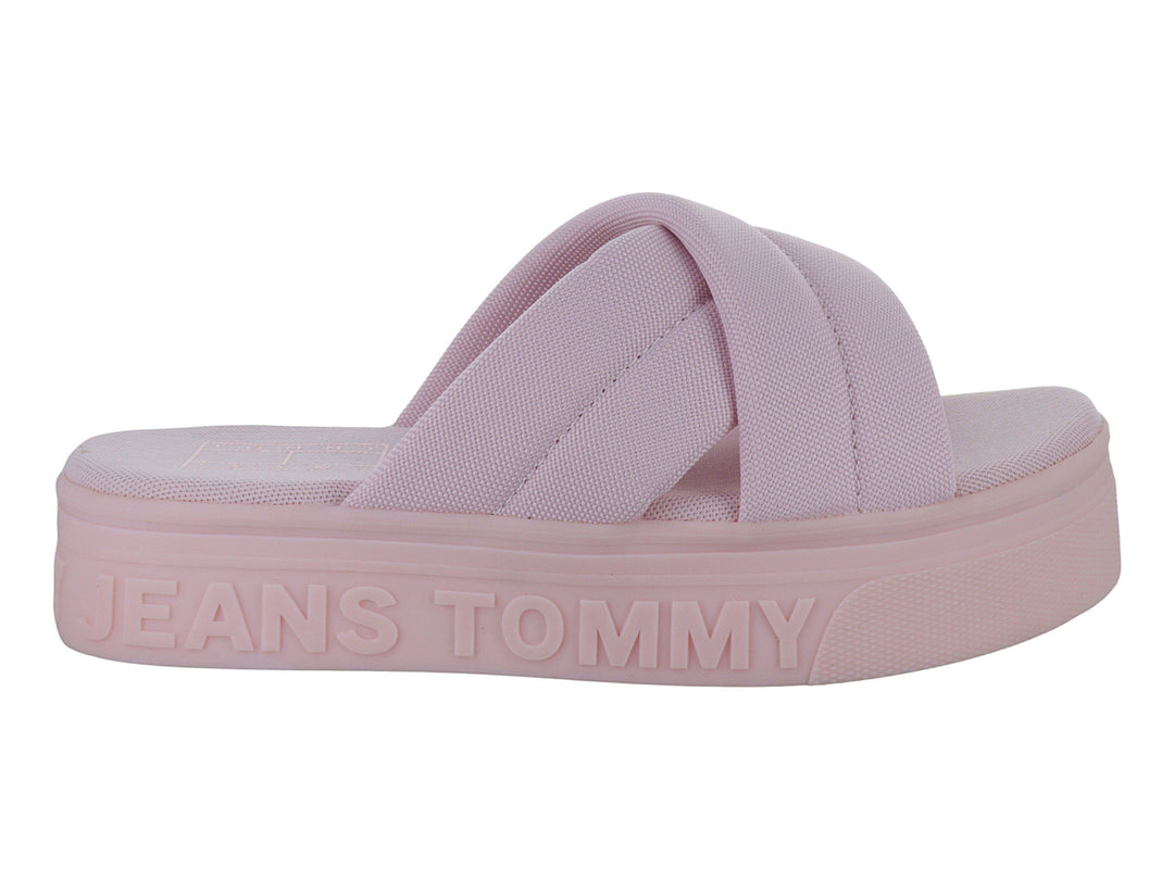 Sandalias Tommy Hilfiger color rosa con suela de plataforma y correas cruzadas de tela.