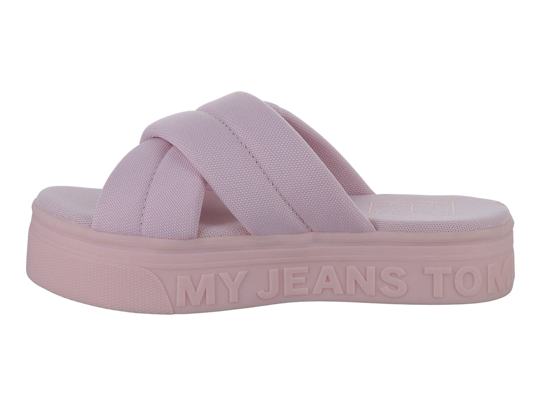 Sandalias Tommy Hilfiger color rosa con suela de plataforma y correas cruzadas de tela.