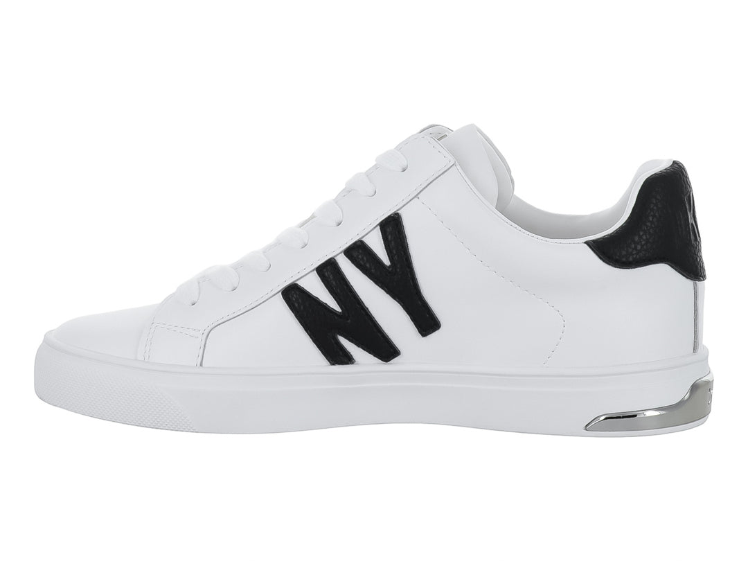 Tenis blancos DKNY con logotipo negro en el lateral y suela blanca.