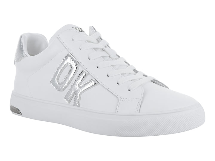 Tenis DKNY color blanco con letras decorativas en color plateado y suela blanca.