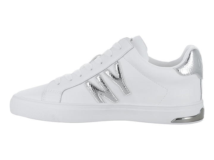 Tenis DKNY color blanco con letras decorativas en color plateado y suela blanca.