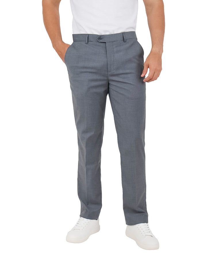 Hombre vistiendo un pantalón de gabardina color gris lead grey y tenis blancos.