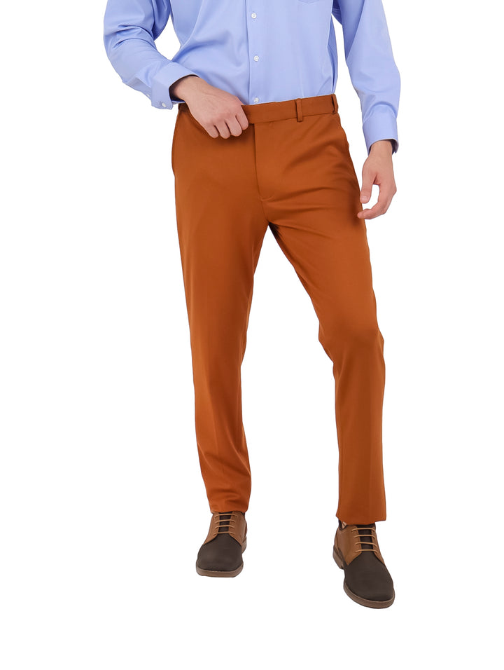 Hombre vistiendo un pantalón de gabardina color café y camisa azul claro.