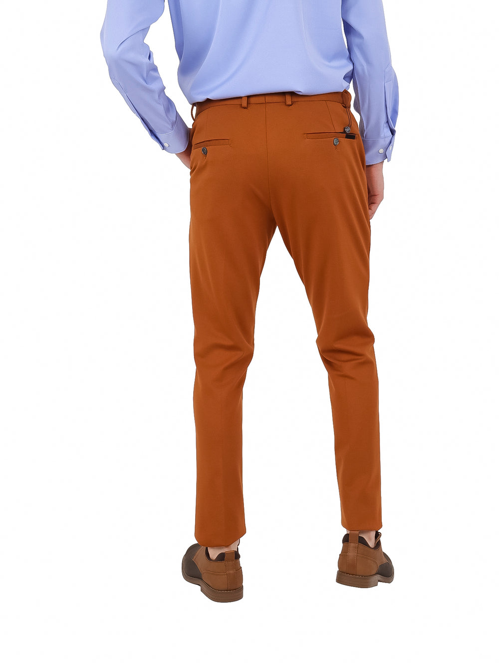 Hombre vistiendo un pantalón de gabardina color café y camisa azul claro.