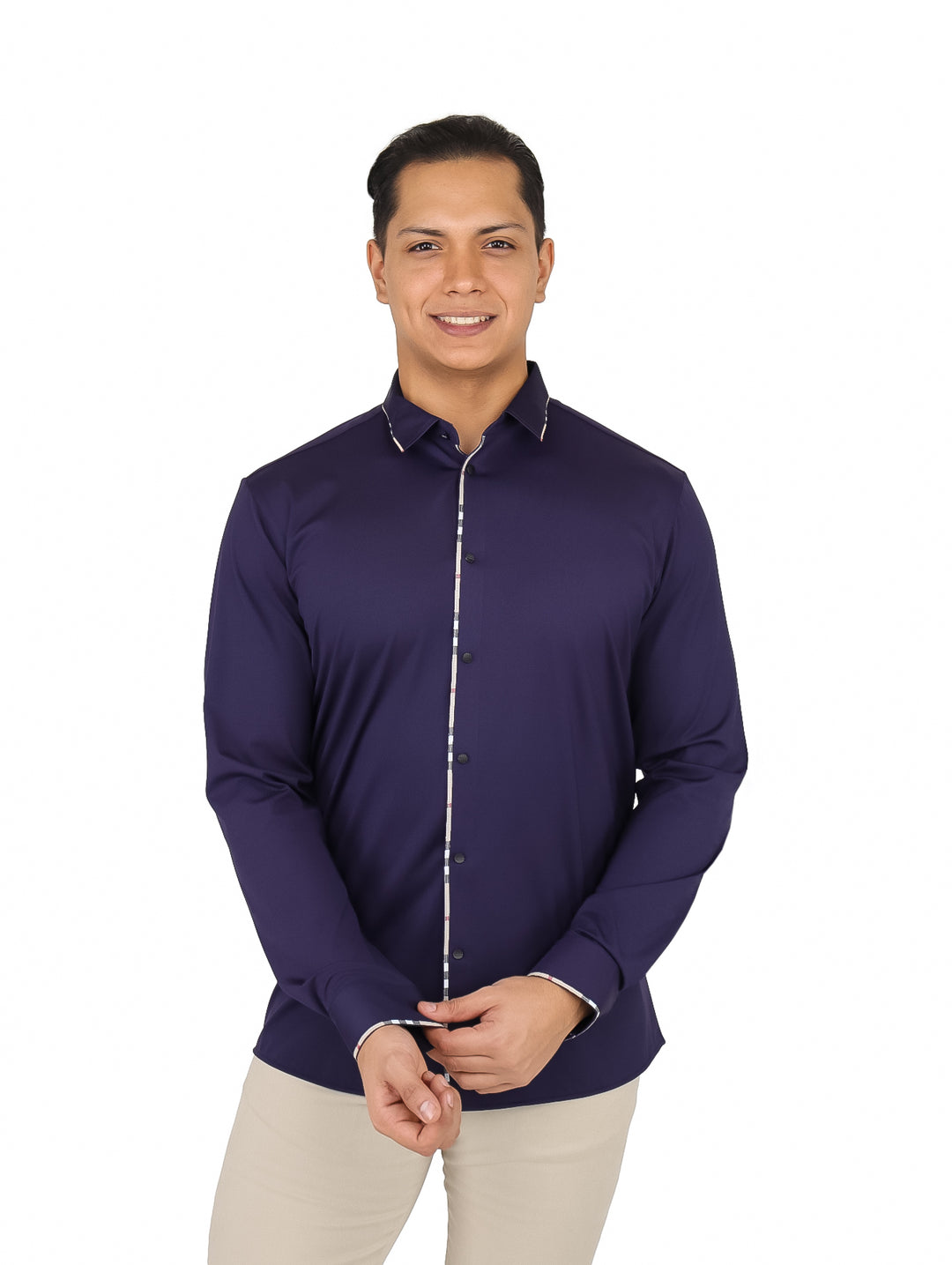 Hombre vistiendo una camisa azul marino de manga larga con detalles blancos en el cuello y la botonadura.
