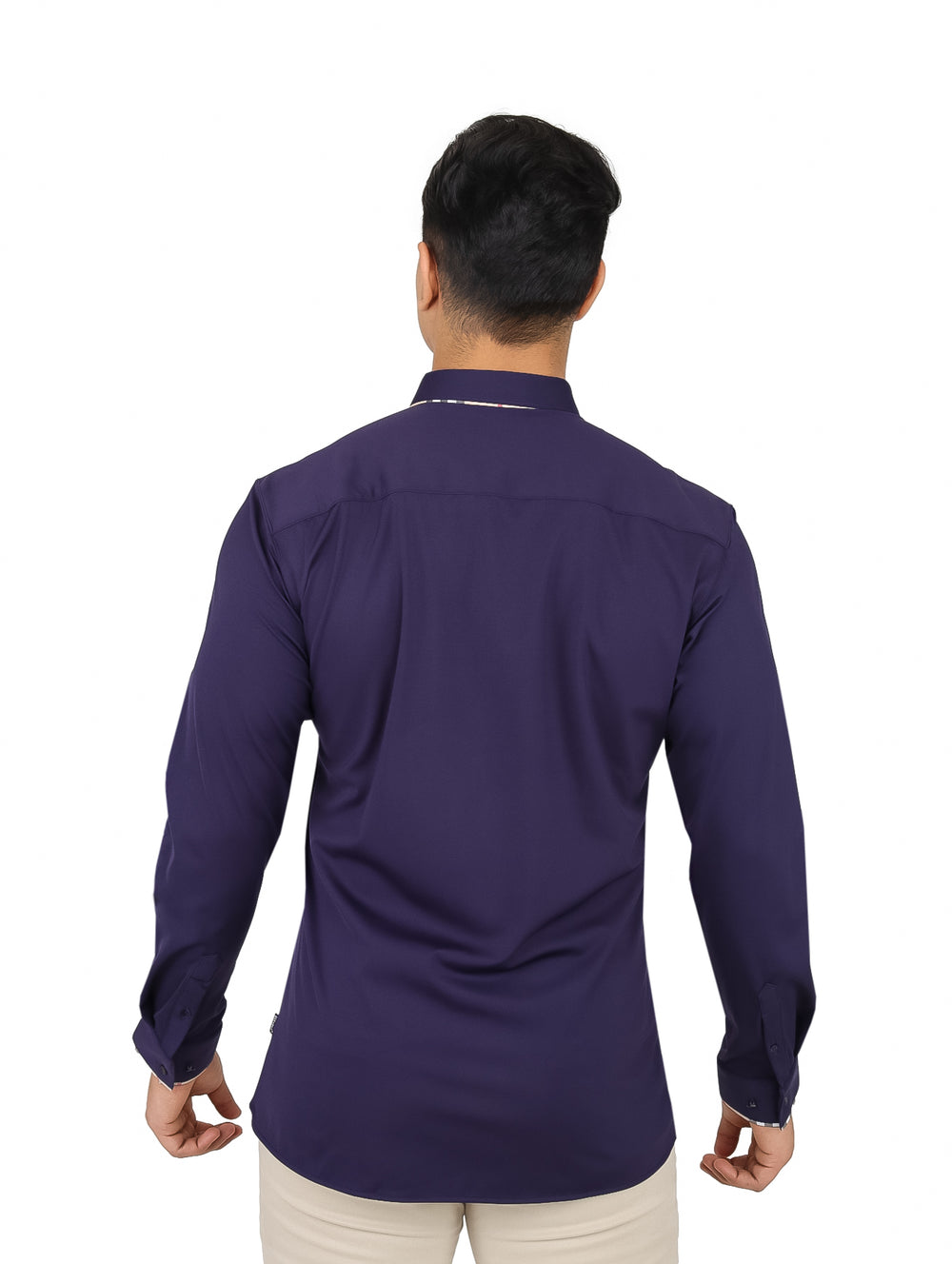 Hombre vistiendo una camisa azul marino de manga larga con detalles blancos en el cuello y la botonadura.