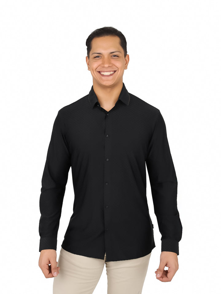 Hombre vistiendo una camisa negra de manga larga y cuello, estilo elegante.