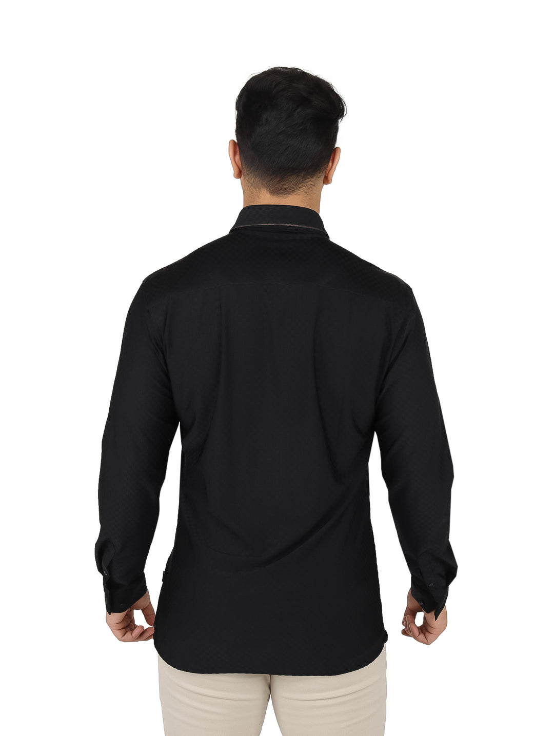 Hombre vistiendo una camisa negra de manga larga y cuello, estilo elegante.