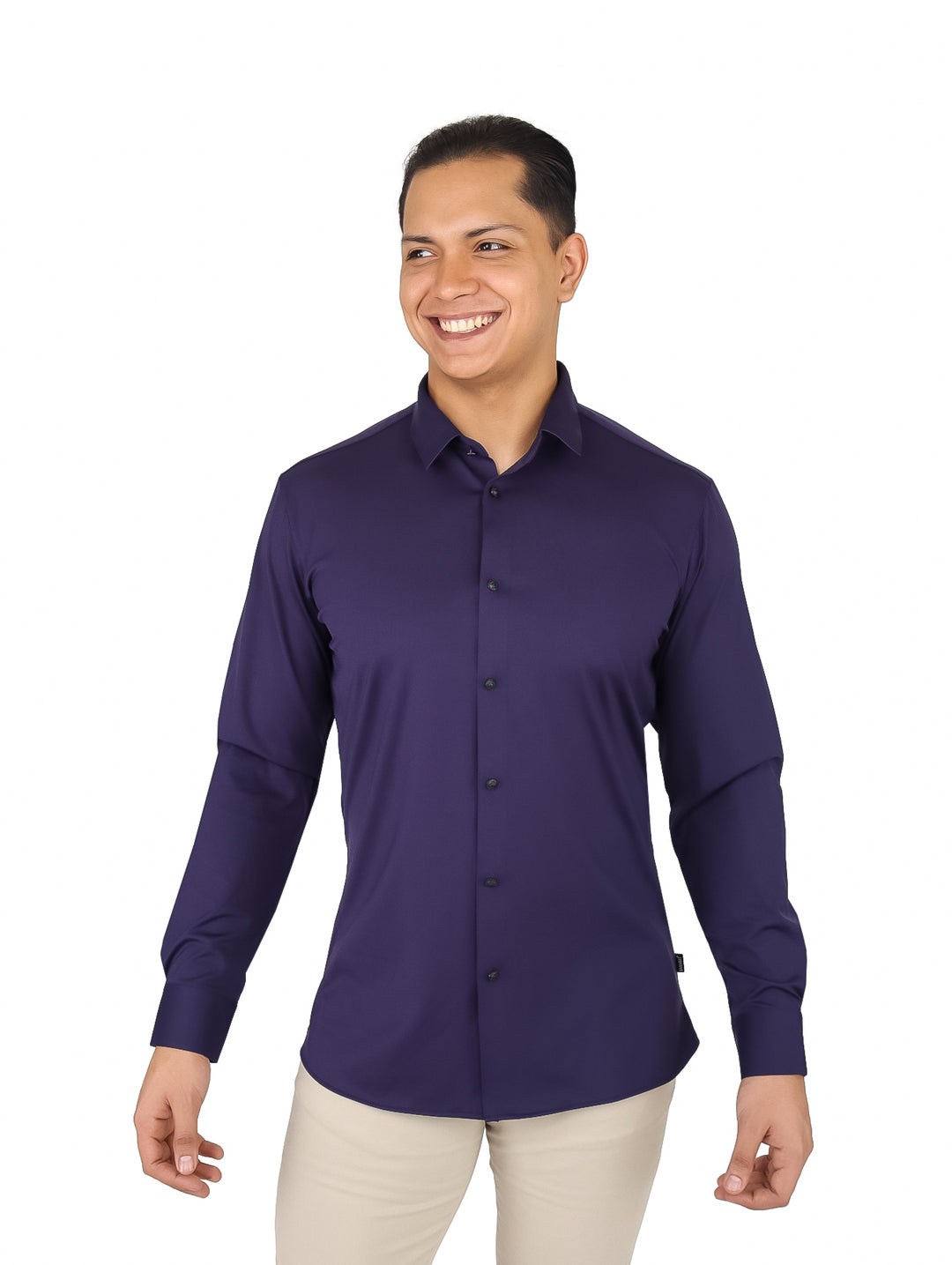 Hombre vistiendo una camisa de manga larga color azul marino lisa con cuello y botones.