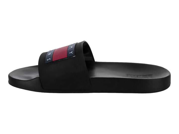 Sandalia slide negra de Tommy Jeans con banda ancha y detalle tricolor en la parte superior.