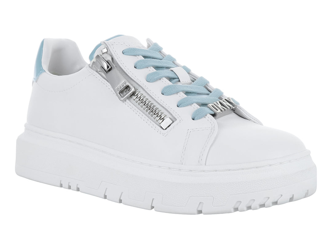 Tenis blancos DKNY con suela de plataforma, agujetas verde salvia y cierre lateral.