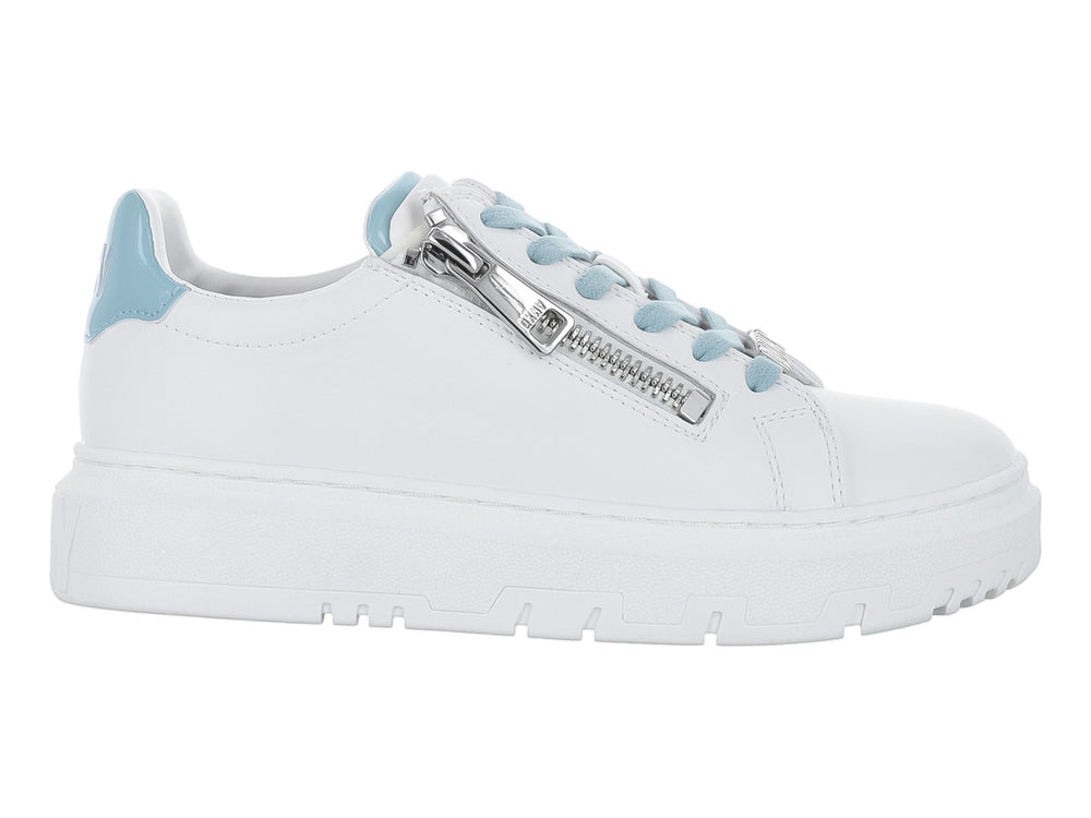Tenis blancos DKNY con suela de plataforma, agujetas verde salvia y cierre lateral.