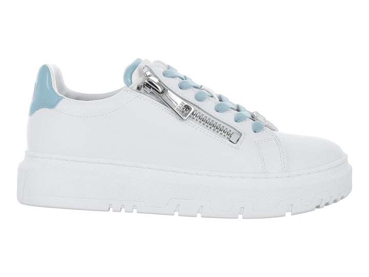 Tenis blancos DKNY con suela de plataforma, agujetas verde salvia y cierre lateral.