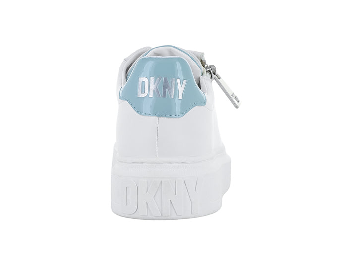 Tenis blancos DKNY con suela de plataforma, agujetas verde salvia y cierre lateral.