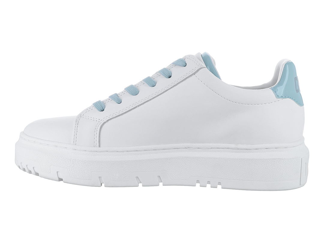 Tenis blancos DKNY con suela de plataforma, agujetas verde salvia y cierre lateral.