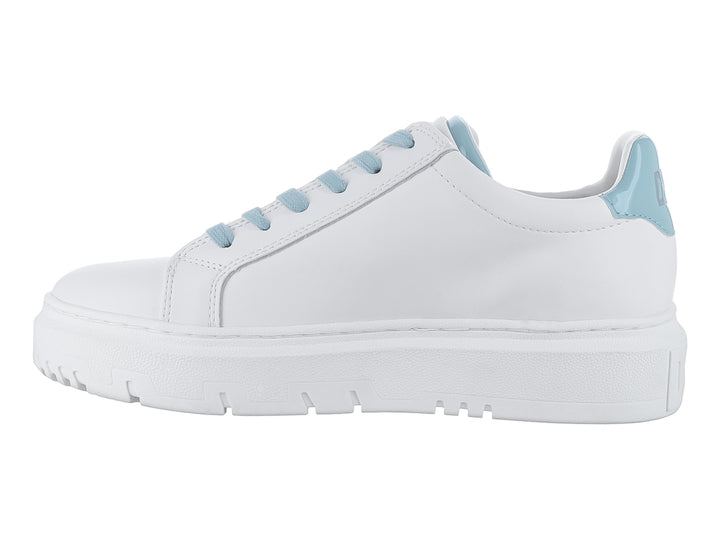 Tenis blancos DKNY con suela de plataforma, agujetas verde salvia y cierre lateral.