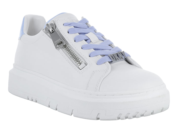 Tenis blancos DKNY con agujetas color lavanda, suela gruesa y cierre lateral plateado.