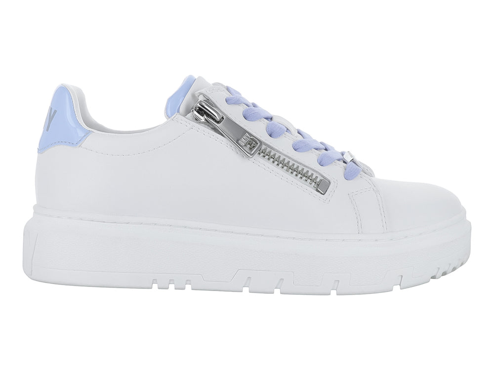 Tenis blancos DKNY con agujetas color lavanda, suela gruesa y cierre lateral plateado.