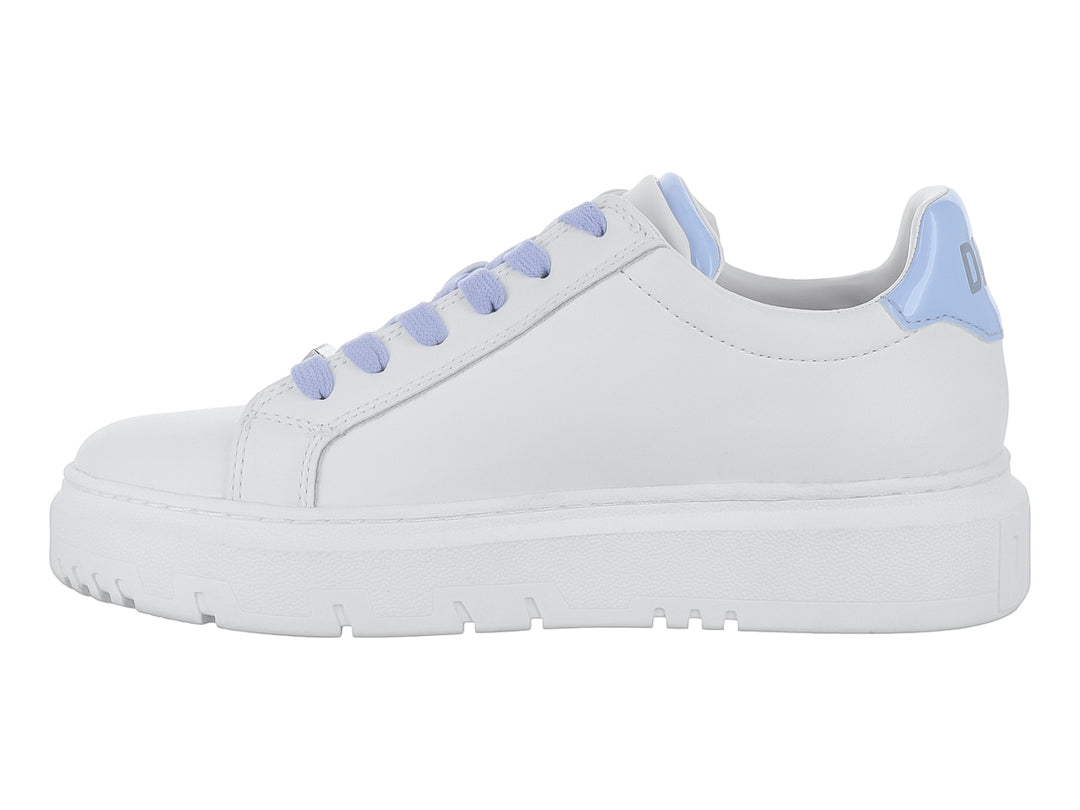 Tenis blancos DKNY con agujetas color lavanda, suela gruesa y cierre lateral plateado.