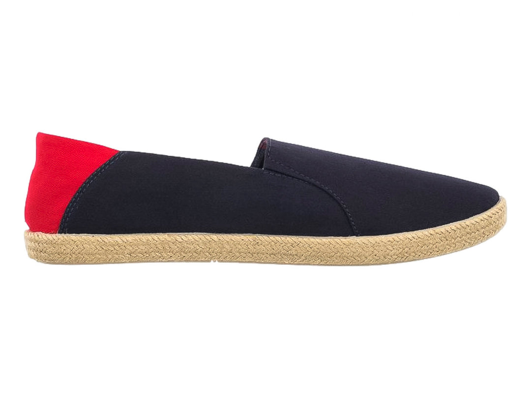 Zapato plano estilo alpargata en color azul marino con talón rojo y suela de yute natural.