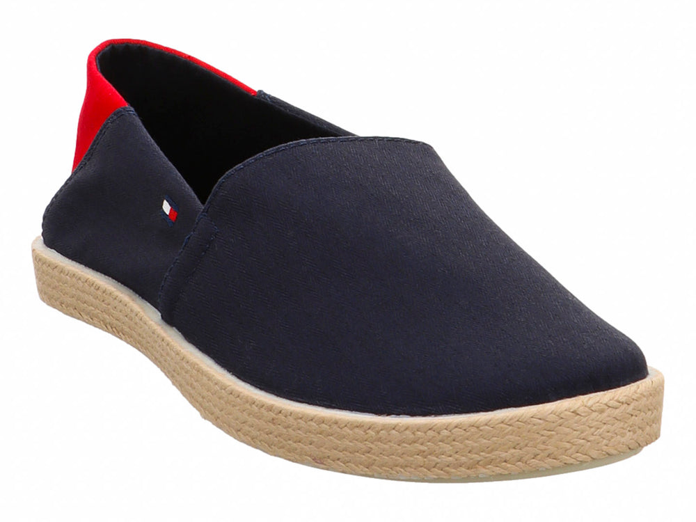 Zapato plano estilo alpargata en color azul marino con talón rojo y suela de yute natural.
