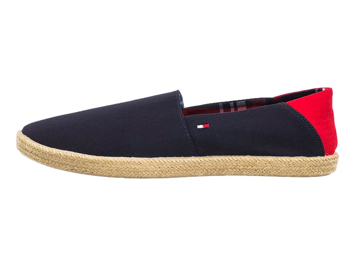 Zapato plano estilo alpargata en color azul marino con talón rojo y suela de yute natural.