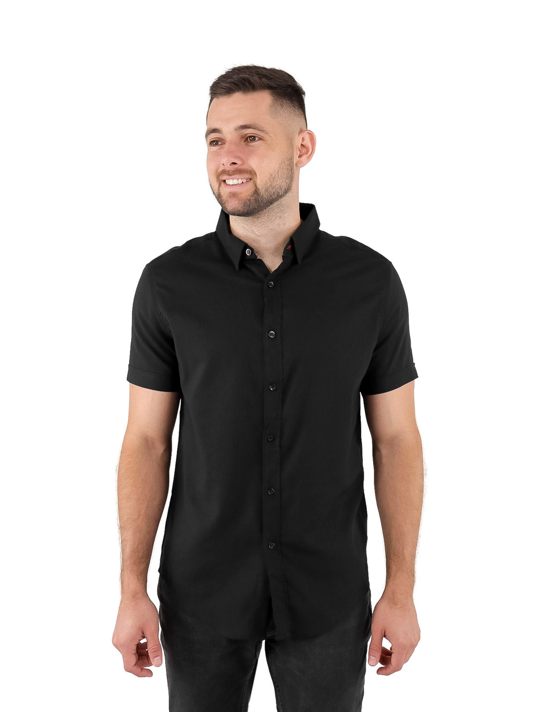 Hombre vistiendo una camisa negra de manga corta con botones y cuello.