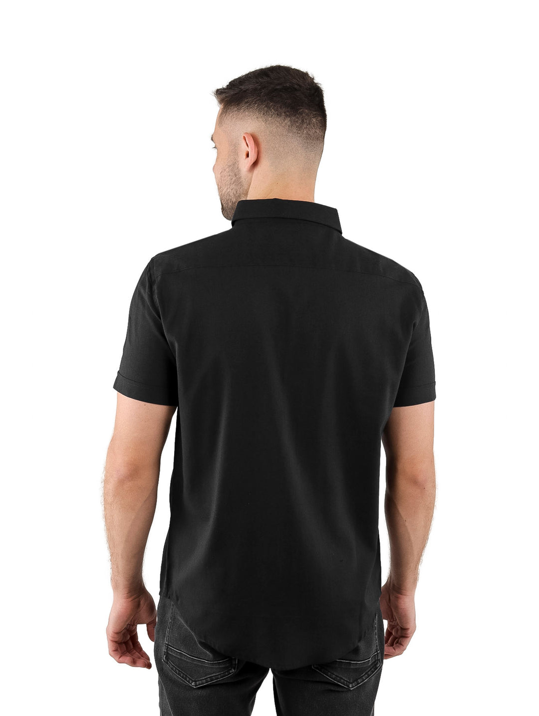 Hombre vistiendo una camisa negra de manga corta con botones y cuello.