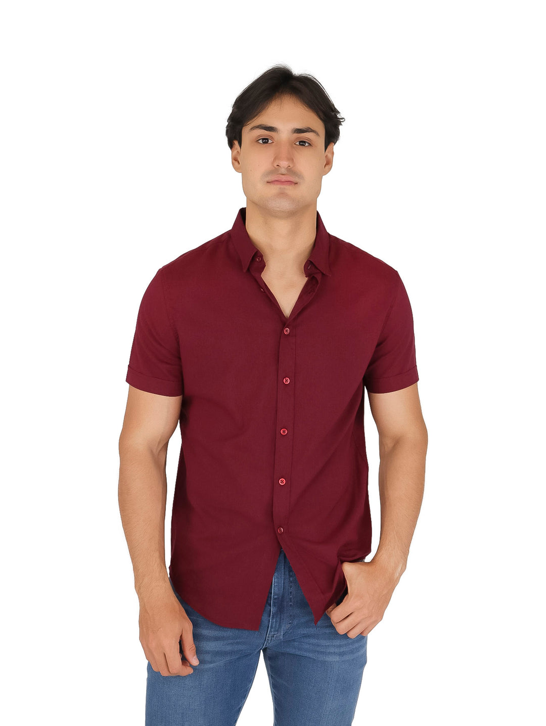 Hombre vistiendo una camisa de manga corta color tinto con cuello y botones.
