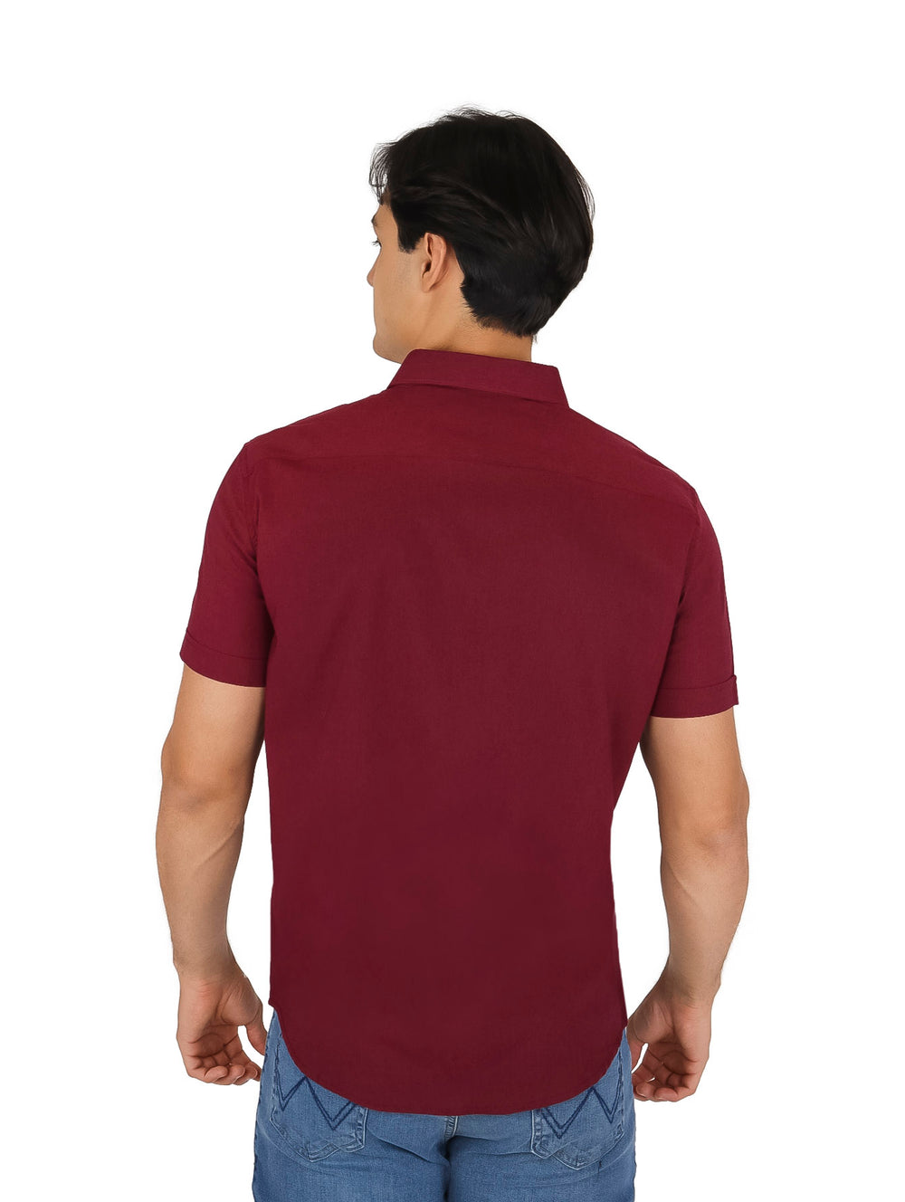 Hombre vistiendo una camisa de manga corta color tinto con cuello y botones.