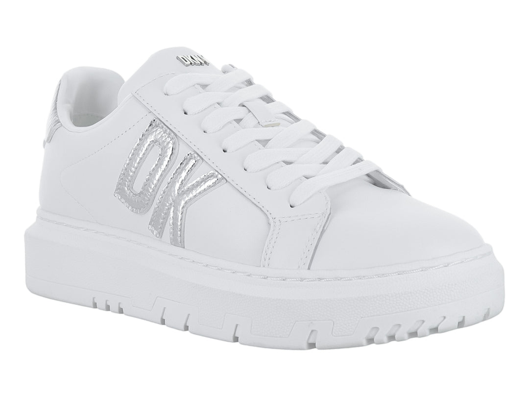 Tenis blancos DKNY con suela de plataforma y logotipo plateado en el costado.