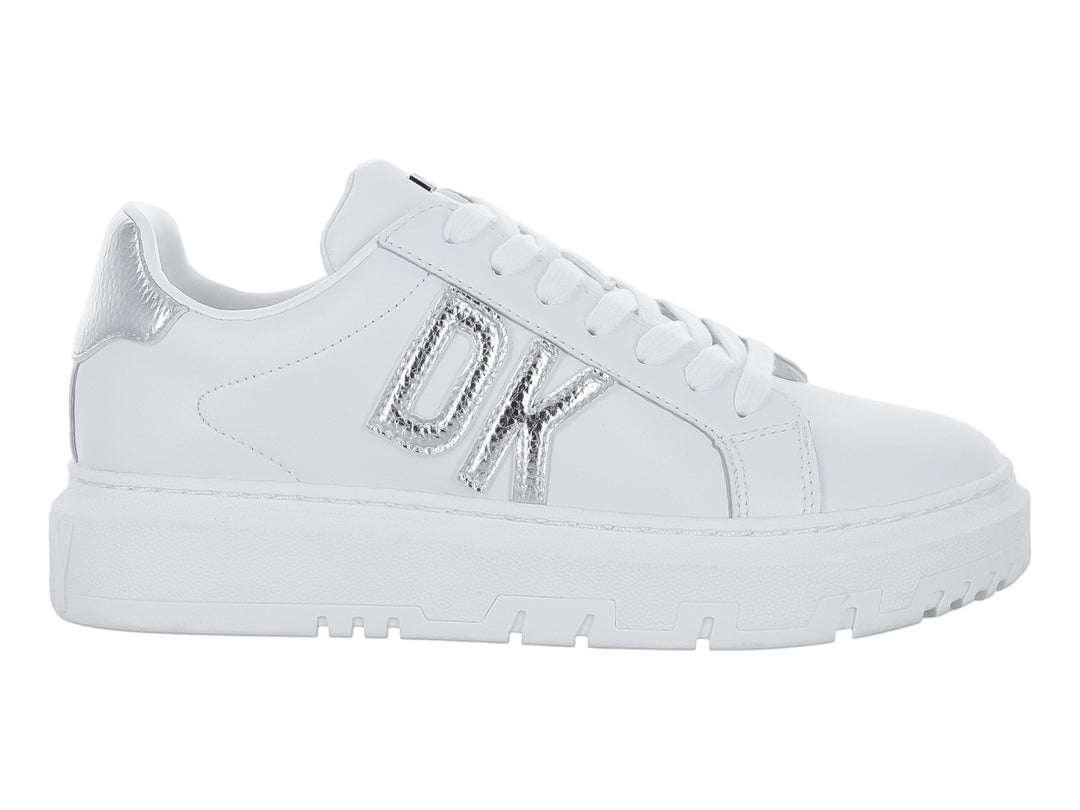 Tenis blancos DKNY con suela de plataforma y logotipo plateado en el costado.