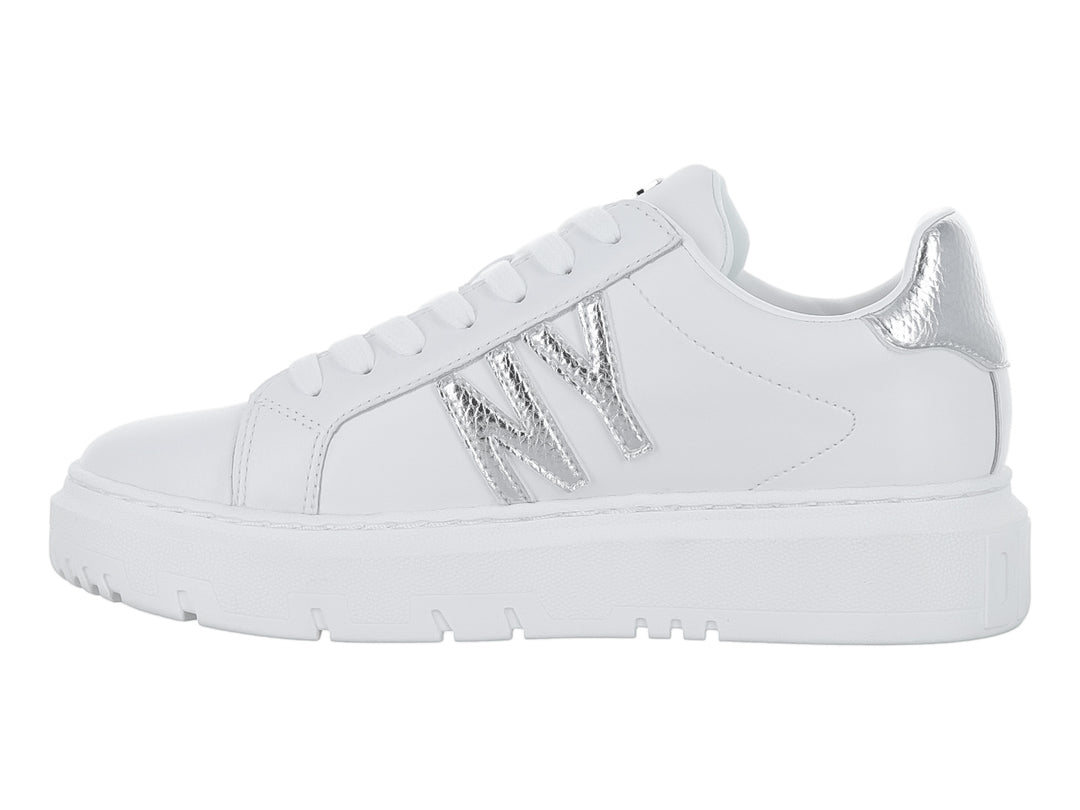 Tenis blancos DKNY con suela de plataforma y logotipo plateado en el costado.