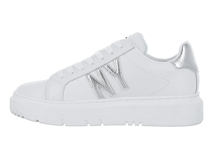 Tenis blancos DKNY con suela de plataforma y logotipo plateado en el costado.