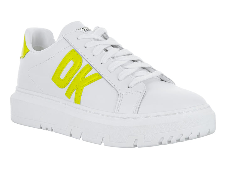 Tenis blancos de plataforma con letras DK en color amarillo chartreuse en el lateral.
