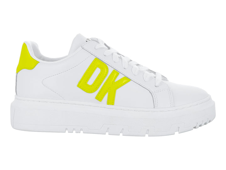 Tenis blancos de plataforma con letras DK en color amarillo chartreuse en el lateral.