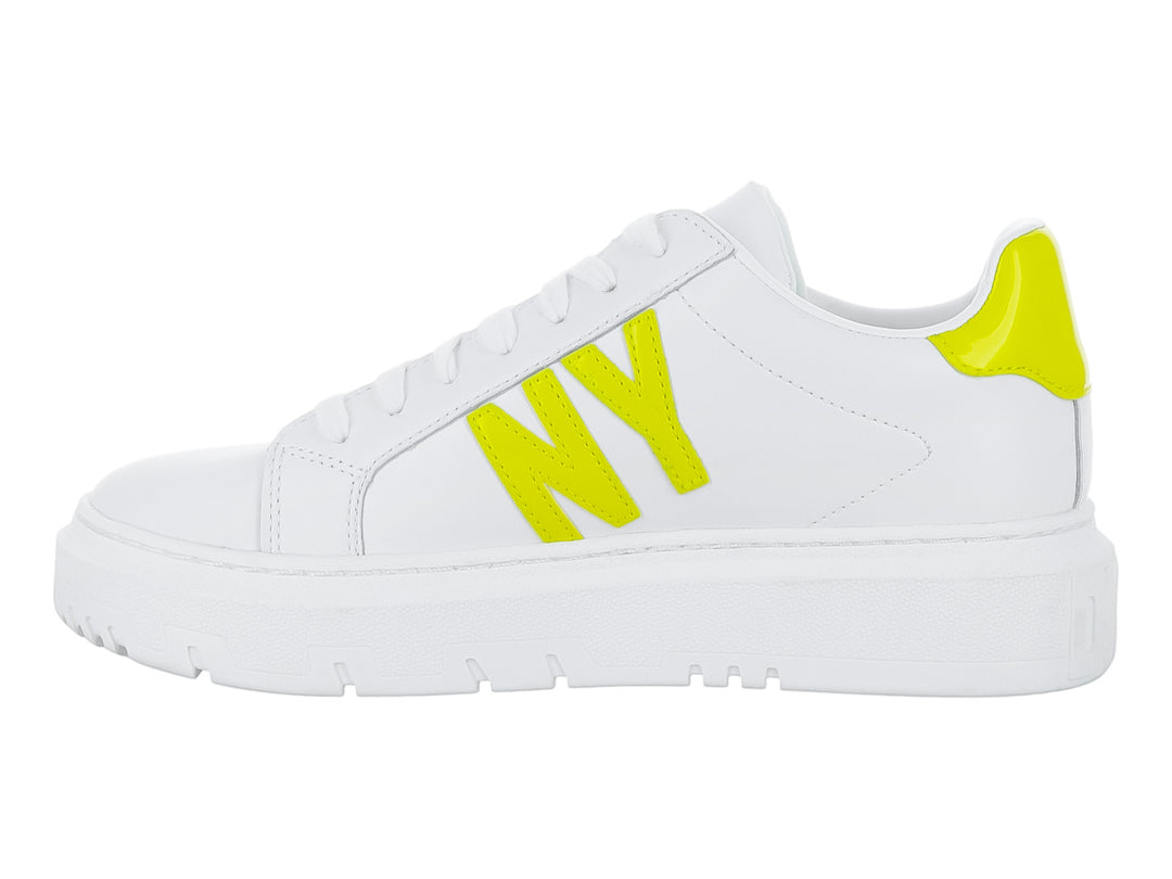 Tenis blancos de plataforma con letras DK en color amarillo chartreuse en el lateral.