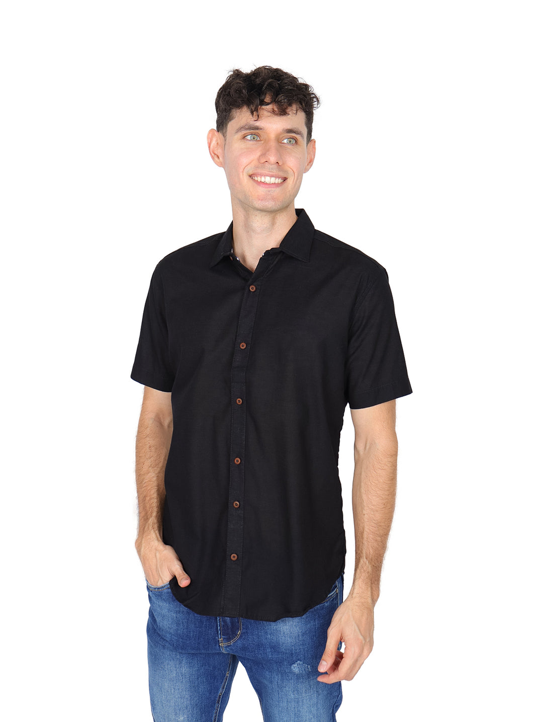 Hombre vistiendo una camisa negra de manga corta con botones y cuello.