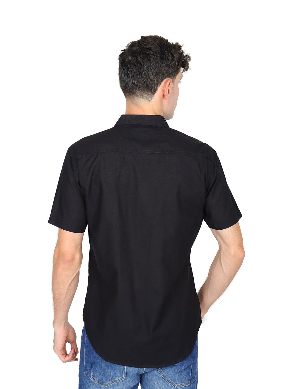 Hombre vistiendo una camisa negra de manga corta con botones y cuello.