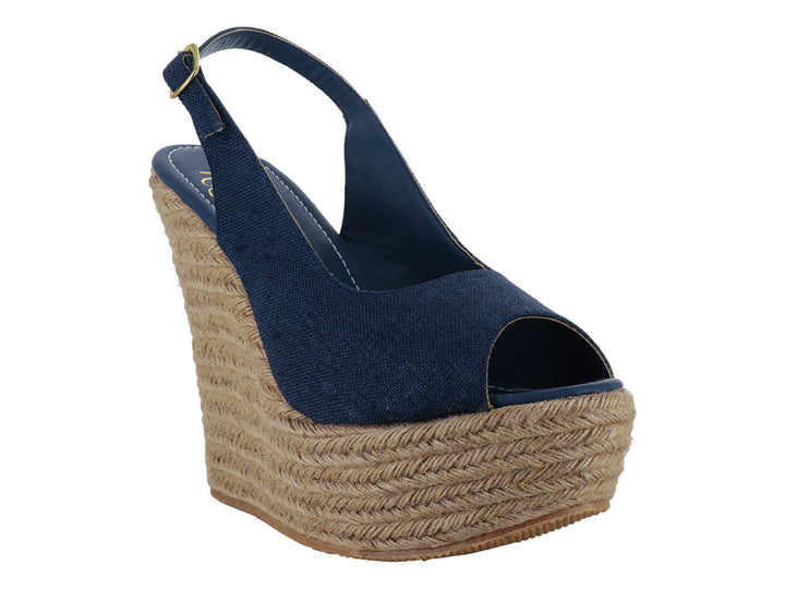 Sandalia de plataforma cuña color azul denim con suela de yute trenzado y correa al tobillo.