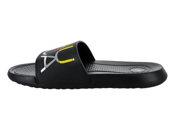 Sandalias deslizantes Nautica color negro con logotipo en la banda superior y suela texturizada.