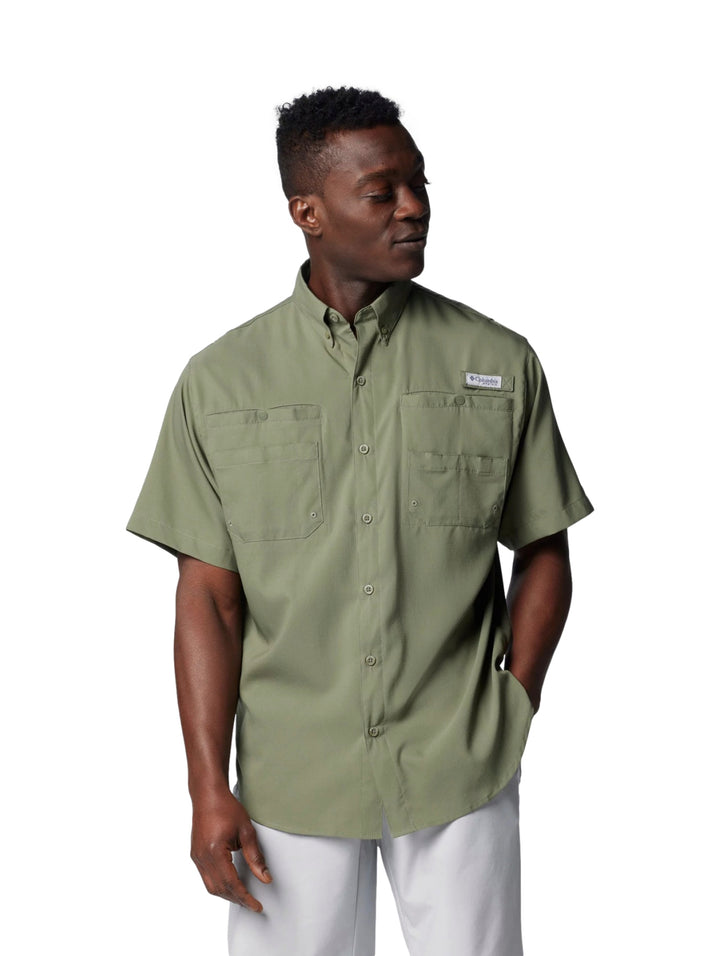 Hombre vistiendo camisa Columbia de manga corta en color verde Cypress con bolsillos frontales.