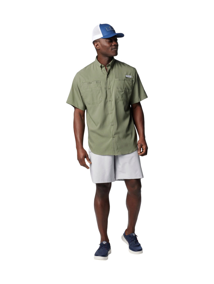 Hombre vistiendo camisa Columbia de manga corta en color verde Cypress con bolsillos frontales.