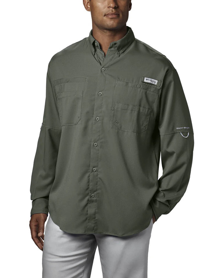 Camisa Columbia PFG de manga larga en color verde cypress con bolsillos frontales.