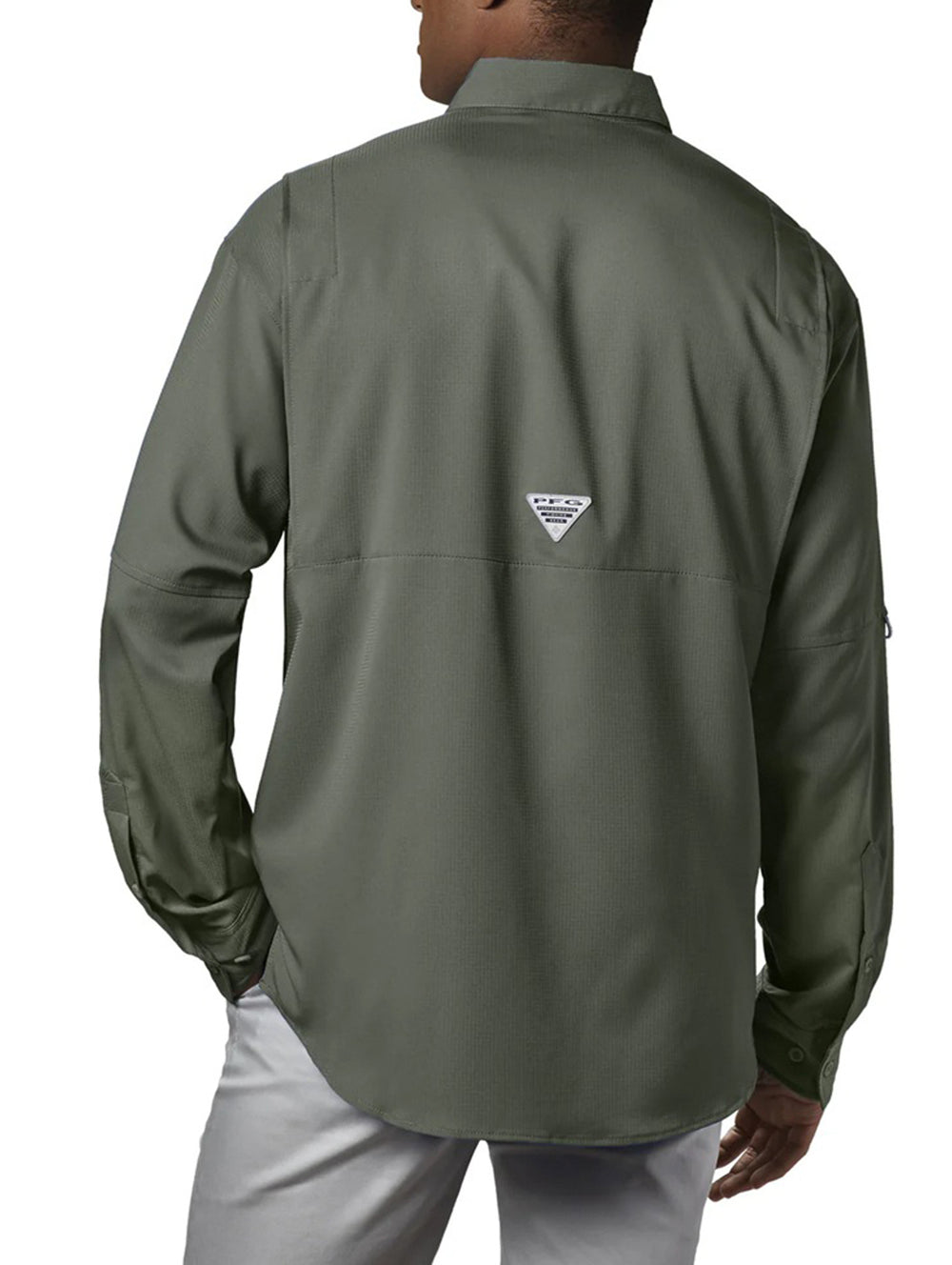 Camisa Columbia PFG de manga larga en color verde cypress con bolsillos frontales.